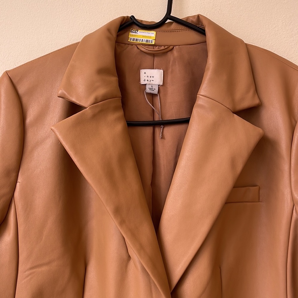 Women's Faux Leather Blazer! - Picture 5 of 7
